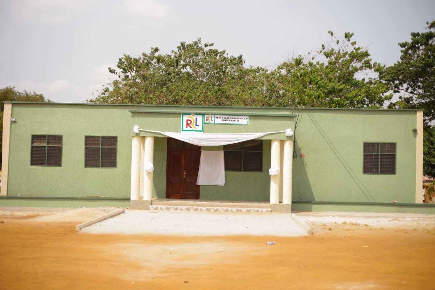 Children reading at the Kotei library
